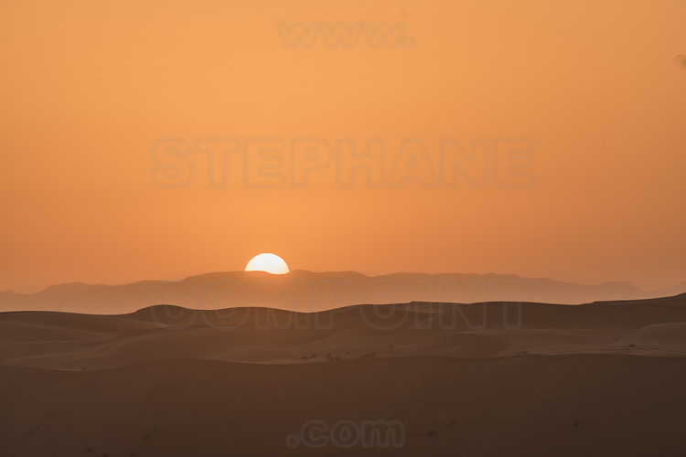 Oman. Désert de Wahiba (Sharkiya) Sands : Lever de soleil sur les dunes. // Oman. Wahiba Desert (Sharkiya) Sands: Sunrise on the dunes.