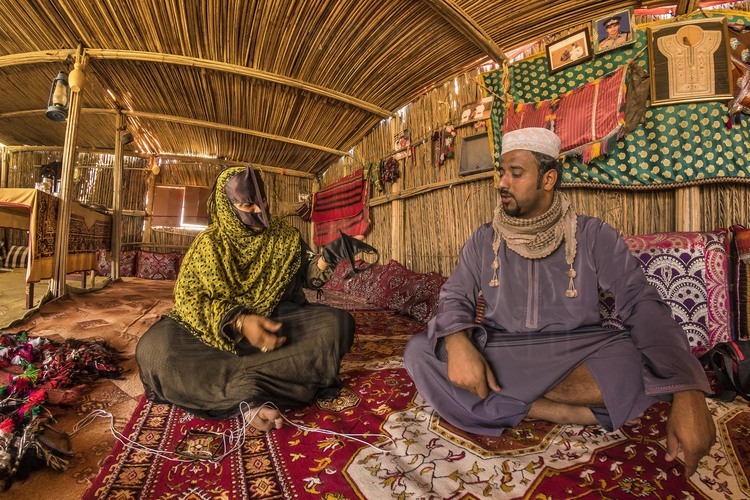 Oman. Nomades sous le tente, dans le désert de Wahiba (Sharkiya) Sands. // Oman. Nomads in the tent, in the desert of Wahiba (Sharkiya) Sands.