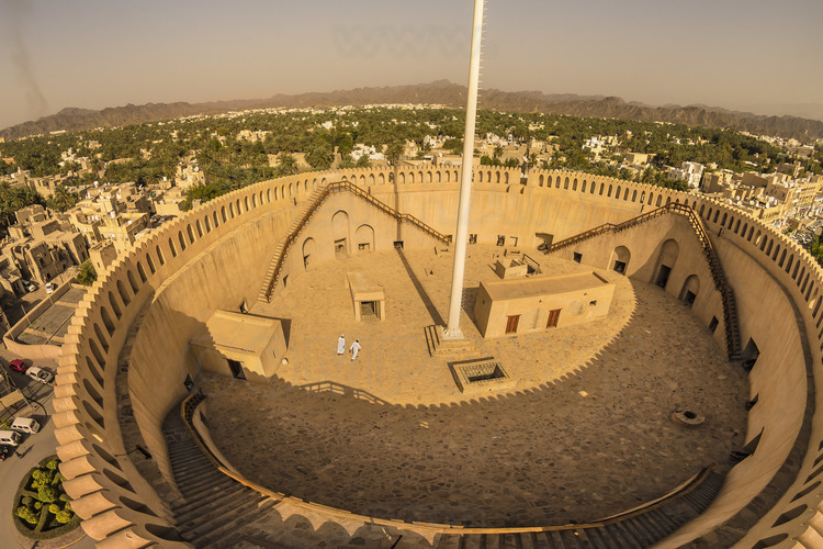 Oman. Le fort médiéval de Nizwa, classé au patrimoine mondial de l'Unesco. // Oman. The medieval fort of Nizwa, classified as a World Heritage Site by Unesco.