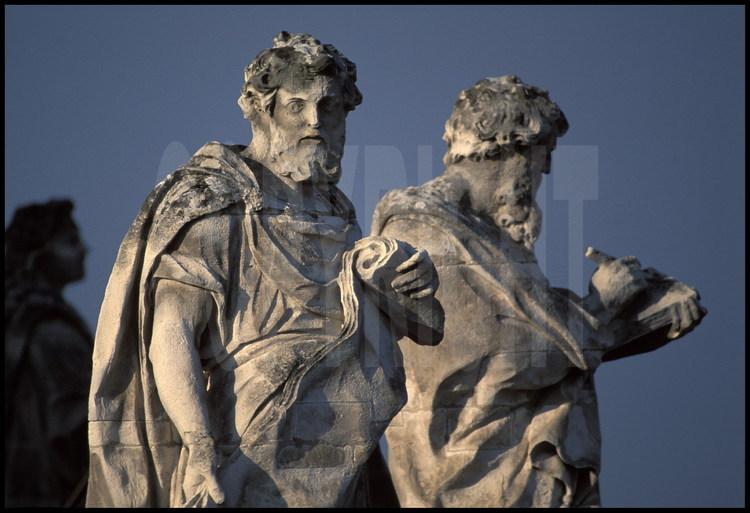 Statues des évangélistes Saint Jean et Saint Marc. Cour haute.
