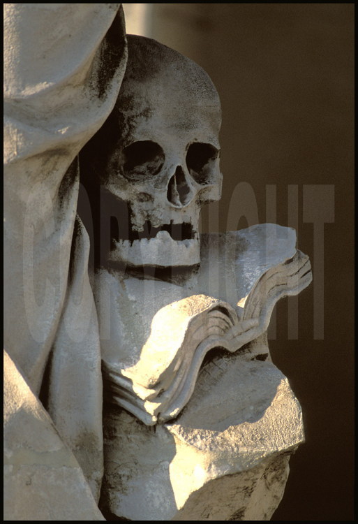 Ensemble statuaire de la Chapelle : Statue de Saint Jérôme, détail à tête de mort.