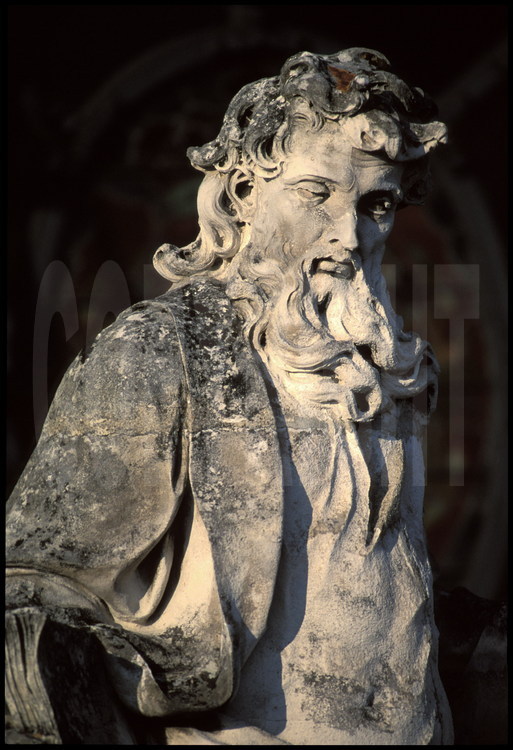 Ensemble statuaire de la Chapelle : Statue de Saint Pierre. Cour basse.