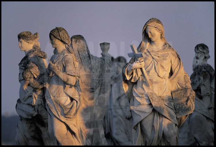 Détail de la statuaire de la Chapelle au soleil couchant, cour basse. De gauche à droite, les allégories de la Justice, la Charité et la Foi.