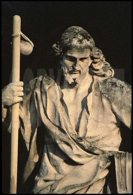 Ensemble statuaire de la Chapelle : détail de la statue de Saint Jacques muni de son bâton de pèlerin. Cour haute.