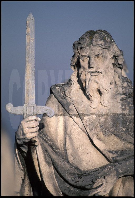 Détail de la statuaire de la Chapelle, cour basse. Saint Barthélemy et son épée.