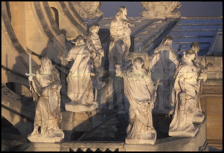 Cour basse de la Chapelle, détail de la statuaire : à gauche, de bas en haut, Saint Barthélemy, Saint Simon, Saint Thaddée, Saint Barnabé, et Saint Mathias. A droite, de bas en haut, statues allégoriques représentant la Religion, la Justice, la Charité et la Foi.