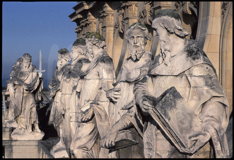 Détail de la statuaire de la Chapelle, cour basse. Au fond, Saint Barthélemy et son épée.