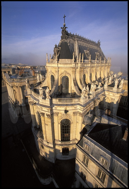 La Chapelle. A la fin de son règne, Louis XIV voulut bâtir une chapelle digne de la Contre-Réforme. On doit ce chef-d’œuvre à Mansart. Louis XIV n’entrera dans le bâtiment  qu’en 1710 lors de son achèvement. Il a alors 72 ans. C’est l’ultime édifice construit à Versailles sous son règne.
