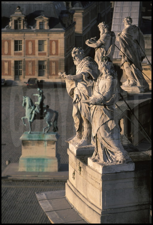 Ensemble statuaire de la Chapelle. Les quatre évangélistes : Saint Jean, Saint Marc, Saint Luc et Saint Mathieu. En bas, la statue équestre de Louis XIV.