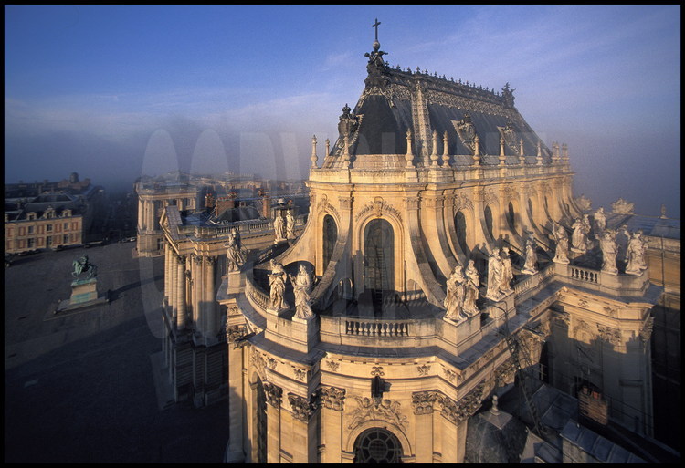 La Chapelle. A la fin de son règne, Louis XIV voulut bâtir une chapelle digne de la Contre-Réforme. On doit ce chef-d’œuvre à Mansart. Louis XIV n’entrera dans le bâtiment  qu’en 1710 lors de son achèvement. Il a alors 72 ans. C’est l’ultime édifice construit à Versailles sous son règne.