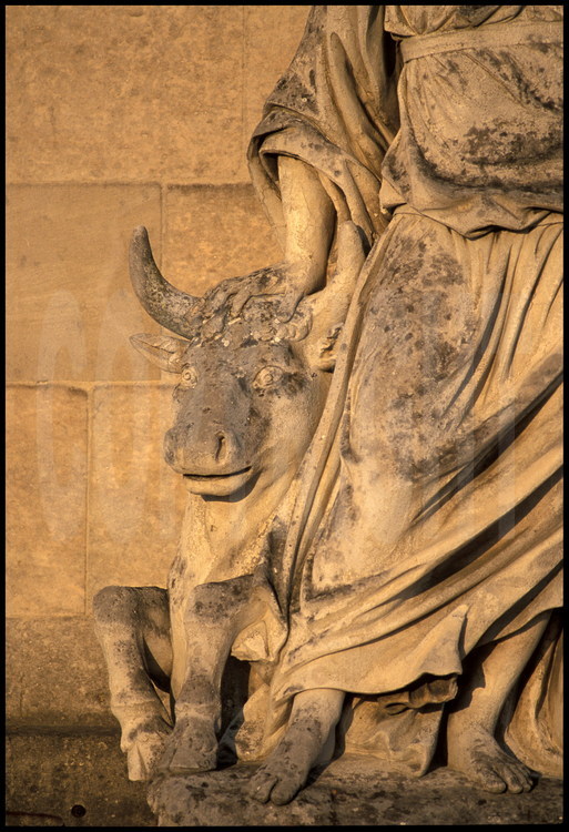 Ensemble statuaire représentant les douze mois de l’année : détail de la statue représentant le mois d’Avril accompagnée de son taureau ( signe du Taureau ). Corps central, façade ouest.