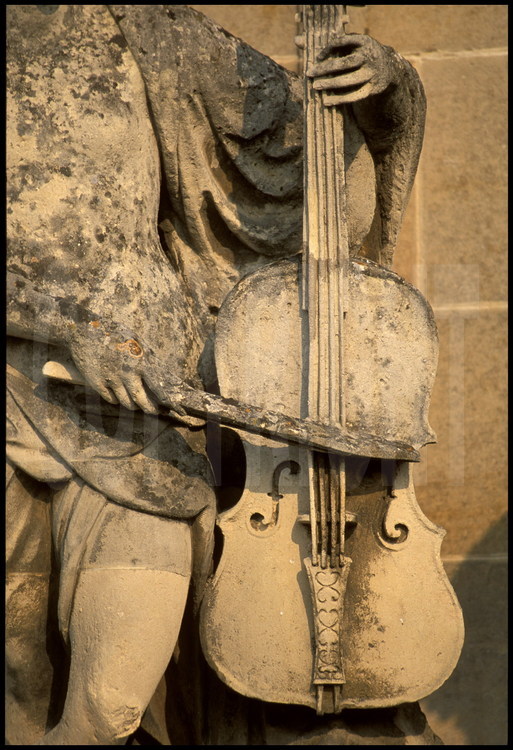 Statues allégoriques dédiées aux Arts réalisées en 1688 par Jean Cornu. Détail de la viole de la statue allégorique représentant la Musique. Aile du Nord, façade ouest.