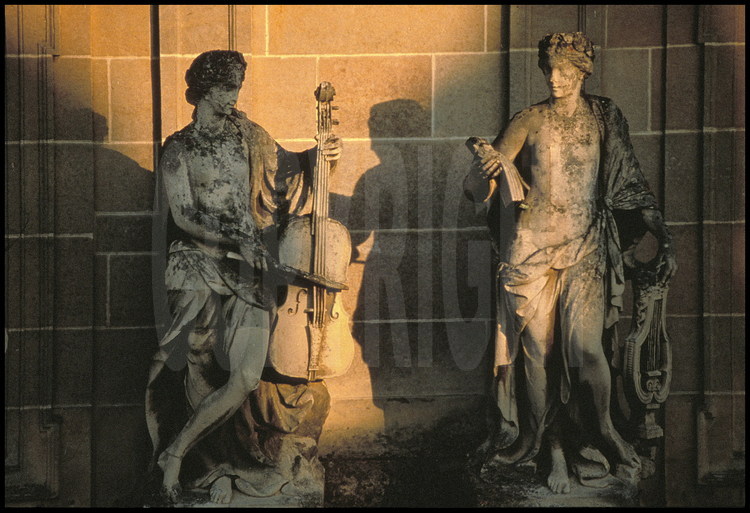 Statues allégoriques dédiées aux Arts réalisées en 1688 par Jean Cornu. A gauche, la Musique jouant de la viole, à droite, la Poésie lyrique tenant un cahier et une lyre. Aile du Nord, façade ouest.