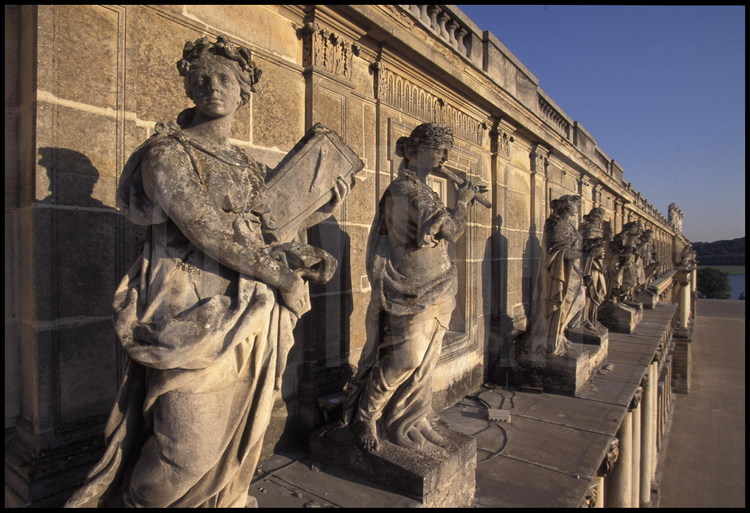 Ensemble de statues, déesses, dédiées aux arts de la Musique. Au second plan, Euterpe et sa flûte. Aile du Midi, façade ouest.