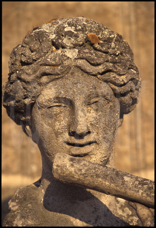 Ensemble de statues, déesses, dédiées aux arts de la Musique. Détail d’Euterpe et sa flûte. Aile du Midi, façade ouest.