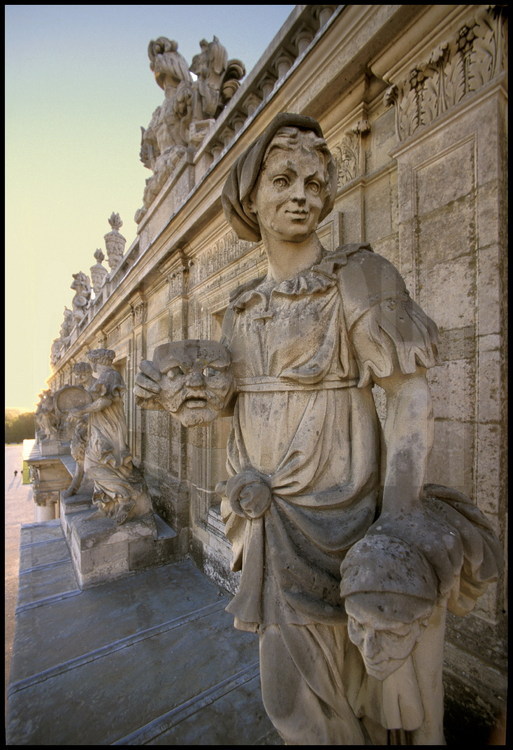 Ensemble de douze statues symbolisant fleuves et nymphes, divinités présidant aux plaisirs de la table, déesses et naïades: statue de Momus avec costume insolite et masque grotesque.