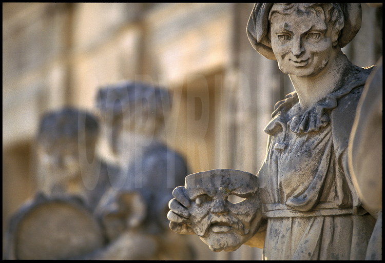 Ensemble de douze statues symbolisant fleuves et nymphes, divinités présidant aux plaisirs de la table, déesses et naïades: statue de Momus avec costume insolite et masque grotesque.