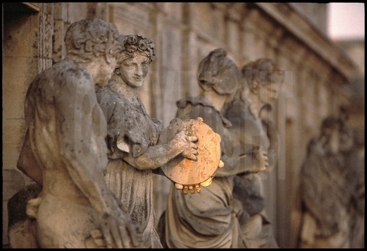 Ensemble de douze statues symbolisant fleuves et nymphes, divinités présidant aux plaisirs de la table, déesses et naïades: Terpsichore, muse de la Danse, et son tambourin. A sa gauche, Pan et sa flûte.