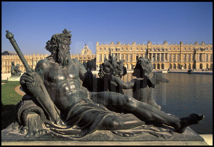 Sur l’esplanade de la façade ouest du Château, bassin du Parterre d’eau, entouré de statues en bronze symbolisant les fleuves et rivières de France.