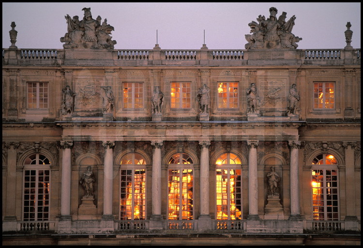 La Galerie des Glaces, chef-d’œuvre décoratif dont la réalisation a été dirigée Le Brun, recevant les derniers feux du soleil couchant.