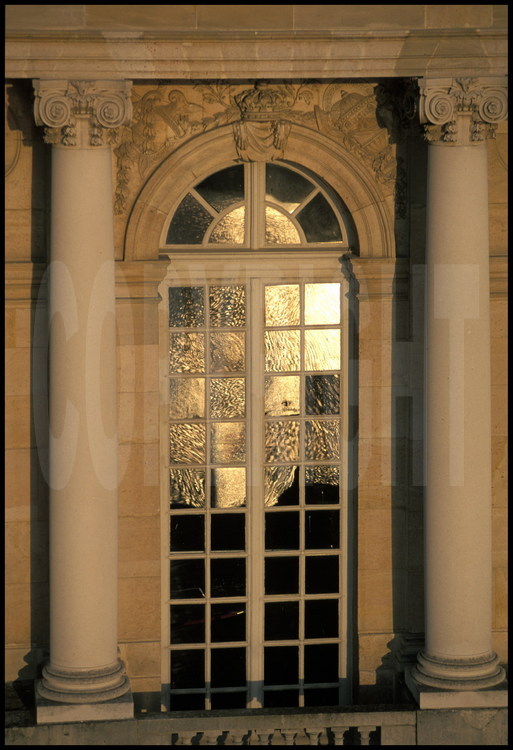 Reflets du soleil couchant dans l’une des fenêtres de la Galerie des Glaces.