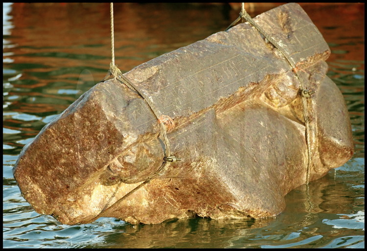 Au milieu du port Est d'Alexandrie, opération de levage du sphinx de cinq tonnes en granit rose d'Assouan dédicacé au pharaon Psamétique II (595-589 avant JC). Le bloc sera ensuite déposé six mois dans une cuve de dessalement puis restauré.