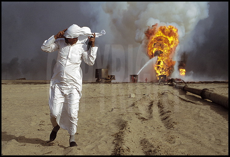 Pour les koweïtiens, les puits de pétrole en feu sont avant tout un drame financier qui fait perdre à l'état près de cent millions de dollars par jour : cent fois plus que le coût quotidien des compagnies de pompiers sur le terrain.