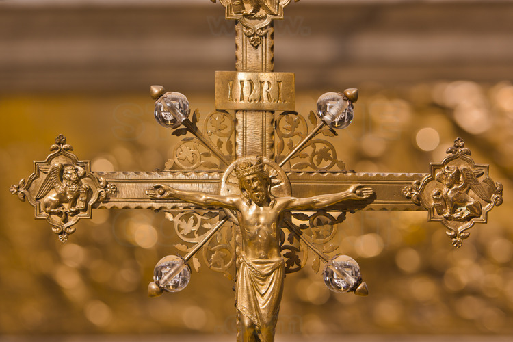 Dans l'abside du choeur, le crucifix central, situé devant l'autel de la Pietà.*** Local caption ***In the apse of the choir, the central crucifix, located front of the altar of the Pieta.