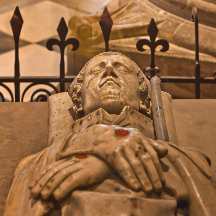Dans le déambulatoire situé derrière l'abside, plusieurs gisants. Ici, Simon Matifas de Bucy (mort en 1306), archevêque de Paris.*** Local caption ***In the ambulatory behind the apse, several recumbent. Here, Simon Matifas Bucy (died 1306), Archbishop of Paris.