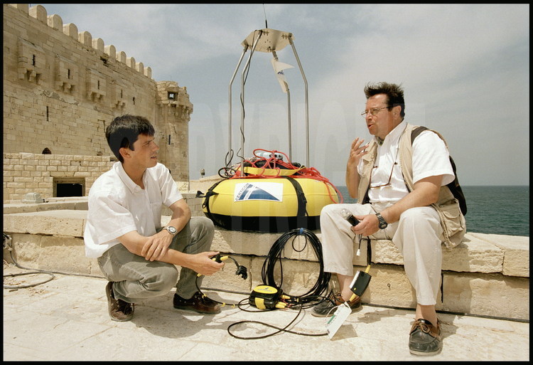 To communicate with those at the surface, CEA divers with the help of France Telecom, have innovated an original transmission system.  On the right, Jean-Yves Empereur.