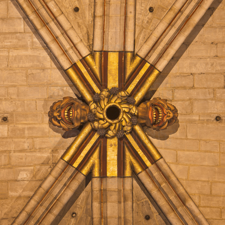La clé de voûte du transept sud, ornée de masques.*** Local caption ***The keystone of the south transept, decorated with masks.