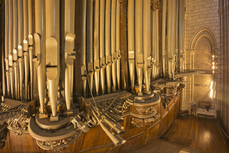 Le grand orgue, situé sous la Rose (rosace) de la façade ouest, date du XVIIIe siècle. Avec ses 109 jeux et ses 5 claviers, cet instrument est l'un des plus célèbres au monde et les plus grands musiciens internationaux s'y pressent pour venir y jouer. Pilier de la vie musicale et liturgique de de la cathédrale, il n'a cessé d'être rénové au fil des siècles. Pour le 850ème anniversaire, son système de transmission a été rénové et ses 7374 (!) tuyaux dépoussiérés.*** Local caption ***The Grand Organ, located under the western Rose, dates from the eighteenth century. With 109 games and 5 keyboards, this instrument is one of the world's most famous and largest international musicians flock here to play. Mainstay of musical and liturgical life of the cathedral, it has ceased to be renovated over the centuries. For the 850th anniversary, the transmission system has been renovated and its 7374 (!) pipes dusted.