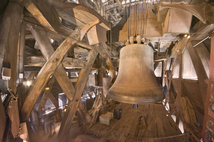 A l'intérieur de la tour sud, le bourdon nommé Emmanuel. Fondu en 1762 par le parisien Florentin Le Gay, il est devenu célèbre dans le monde entier sous la plume de Victor Hugo et de son personnage Quasimodo. D'un diamètre de 2,62 mètres et d'un poids de 12,8 tonnes, il donne la note Fa Dièse. A lui seul, son battant pèse 500 kg.*** Local caption ***Inside the south tower, the big bell named Emmanuel. Fade in 1762 by the parisian Florentin Le Gay, it became famous worldwide because of the writings of Victor Hugo and his character Quasimodo. With a diameter of 2.62 meters and a weight of 12.8 tonnes, it gives the note F Sharp. By itself, its clapper has a weight of 500 kg.