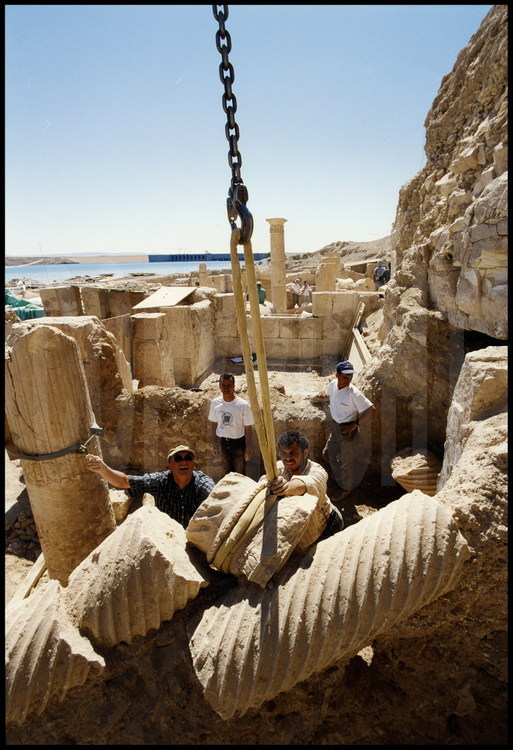 Dans le péristyle domestique, dépose des fûts et chapiteaux de colonnes écroulés à la suite de l'incendie provoqué par les Sassanides (Perses) en 260 après J.C. et des coulées de terre dues au tremblement de terre qui suivit.