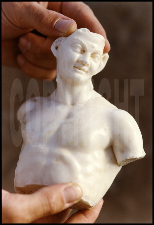 Retrouvée durant les fouilles de la grande villa romaine, cette statuette en marbre représente Satyros (Satyre).