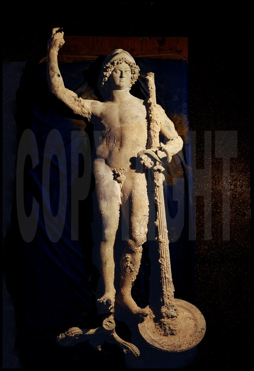 Cette statue candélabre en bronze représentant le dieu Arès-Mars mesure 1m50. Il s’agit de l’une des rares pièces de métal parvenues jusqu’à nous représentant le dieu de la guerre (seulement six à ce jour dans le monde). Elle conserve des traces de brûlures dues à l’incendie de la cité en 260 après J.C. transportée au musée de Gazientep, elle fait l'objet d'une restauration minutieuse qui va durer quatre mois.