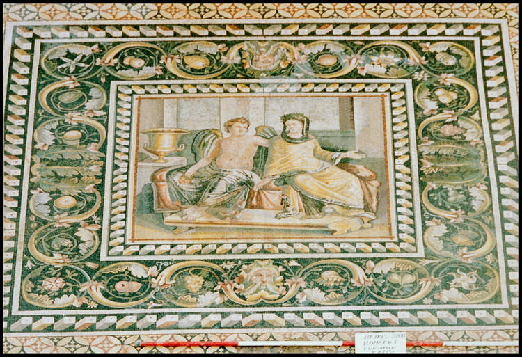 Découverte non loin du péristyle de la grande villa romaine, cette mosaïque est une nouvelle illustration du thème de Dionysos-Bacchus, thème central de cette maison.