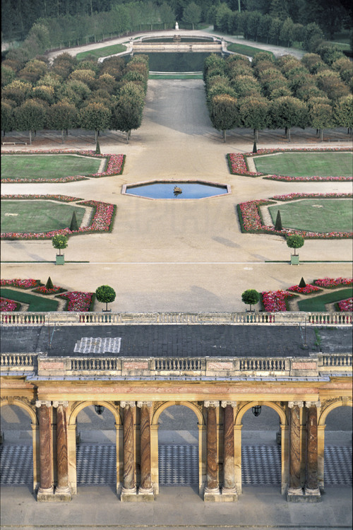 Dans la partie nord des jardins de Versailles, les jardins et le péristyle de la façade est du Grand Trianon.