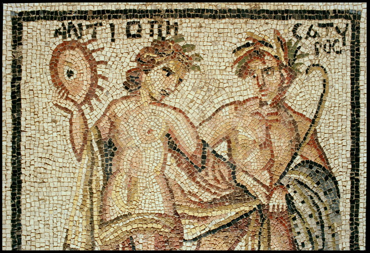 Cette mosaïque recouvrait une chambre à coucher. Ce panneau représente Antiope (à gauche) en bacchante avec un tambourin et Zeus-Jupiter (à droite), qui a pris la forme de Satyre pour la séduire. Assemblée il y a dix-huit siècles, cette mosaïque semble âgée de quelques années tellement sa conservation est parfaite.