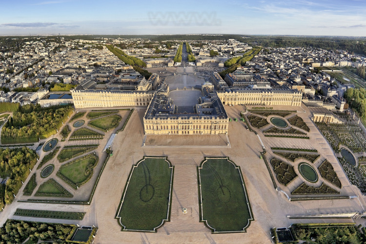 Vue du parc et des jardins proches du château depuis l'ouest. Au premier plan, les Parterres d'eau et le Tapis Vert. En arrière plan, la ville de Versailles.