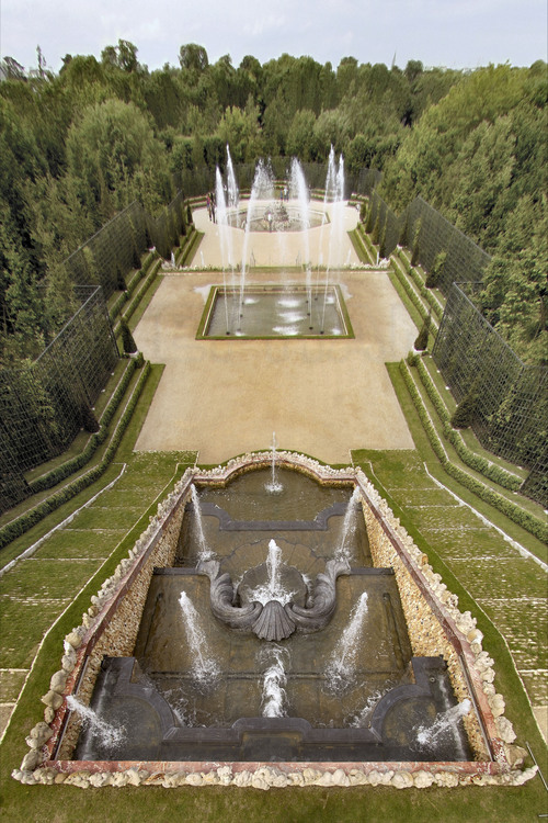 Dans la partie nord des jardins de Versailles, le bosquet des Trois Fontaines, récemment restauré.