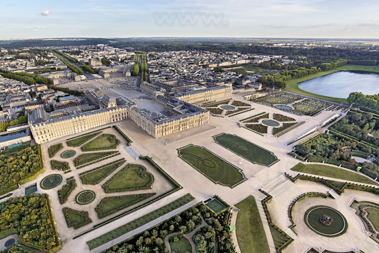 Vue du parc et des jardins proches du château depuis le nord ouest. Dans le Grand Parc de Versailles conçu et aménagé par André Le Nôtre, règnent toujours l'ordre et la symétrie caractéristiques du 