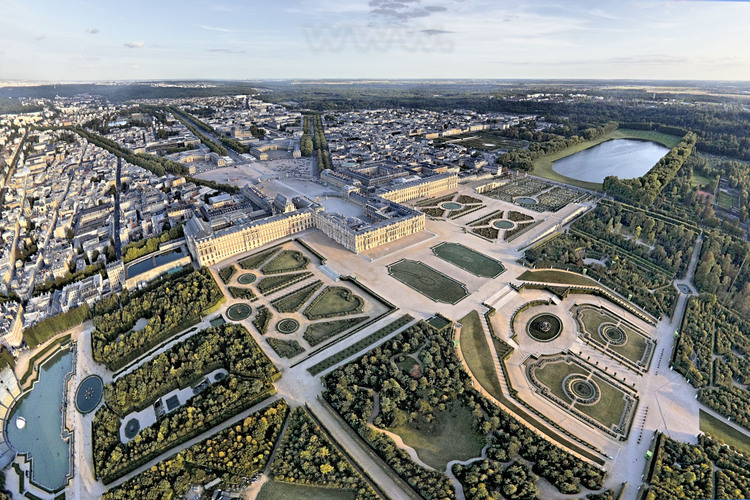 Vue d'ensemble du parc et des jardins proches du château depuis le nord ouest. Dans le grand parc de Versailles conçu et aménagé par Le Nôtre, règnent toujours l'ordre et la symétrie caractéristiques du 