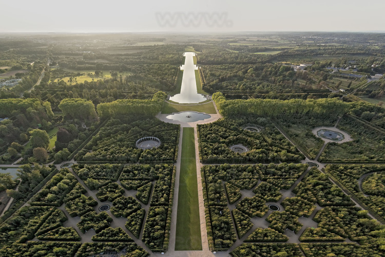 Vue d'ensemble des jardins de Versailles depuis l'est. Dans le grand parc de Versailles, conçu et aménagé par André Le Nôtre, règnent toujours l'ordre et la symétrie caractéristiques du 