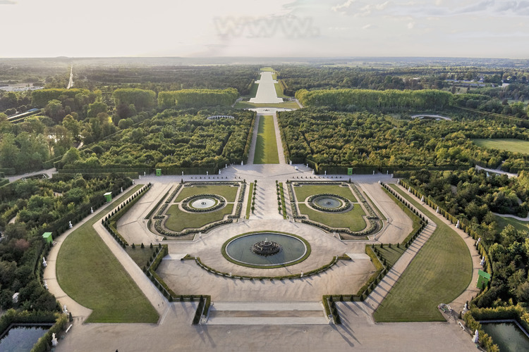 Vue d'ensemble des jardins de Versailles et de l'Axe du Soleil depuis l'est. Dans le Grand Parc de Versailles, conçu et aménagé par André Le Nôtre, règnent toujours l'ordre et la symétrie caractéristiques du 