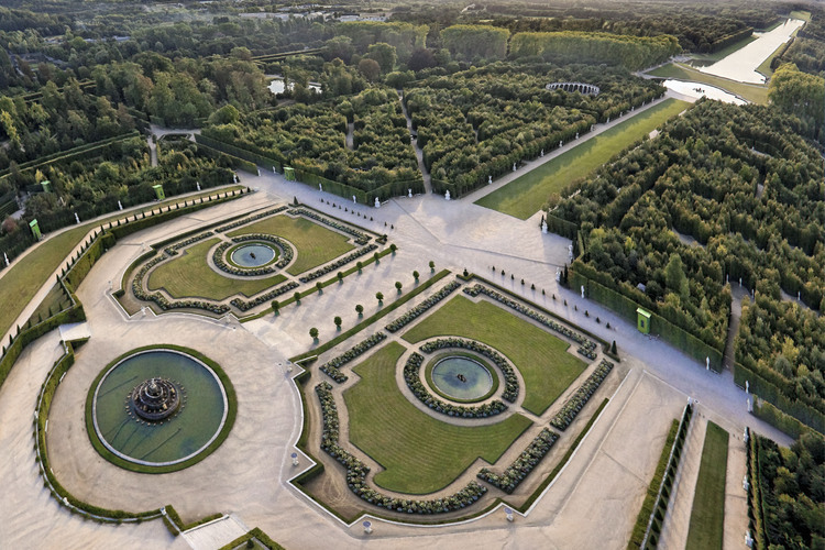 La perspective du Grand Canal de Versailles depuis le nord est. Dans le Grand Parc de Versailles conçu et aménagé par André Le Nôtre, règnent toujours l'ordre et la symétrie caractéristiques du 