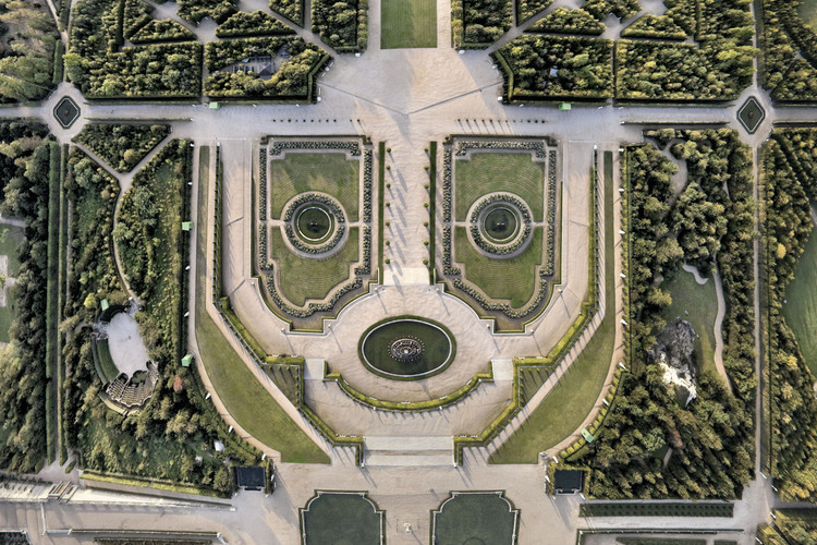 Dans le parc de Versailles, le bassin de Latone et le Tapis Vert. Conçu et aménagé par André Le Nôtre, il règne toujours l'ordre et la symétrie caractéristiques du 