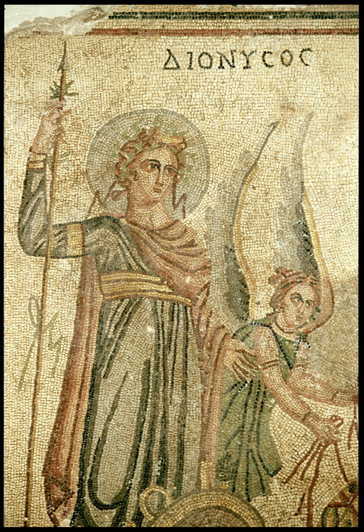 Panneau haut de la mosaïque de Pasiphaé.
Recouvrant une salle à manger, cette mosaïque représente le triomphe de Dionysos-Bacchus auréolé sur son char. A sa gauche, une Victoire qui tient les rênes.