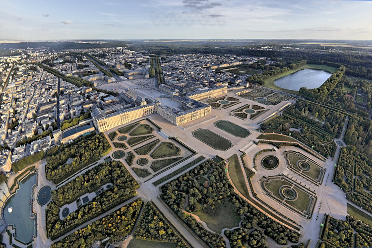 Vue d'ensemble du Château et de la ville de Versailles depuis le nord ouest. Dans le Grand Parc de Versailles conçu et aménagé par André Le Nôtre règnent toujours l'ordre et la symétrie caractéristiques du 