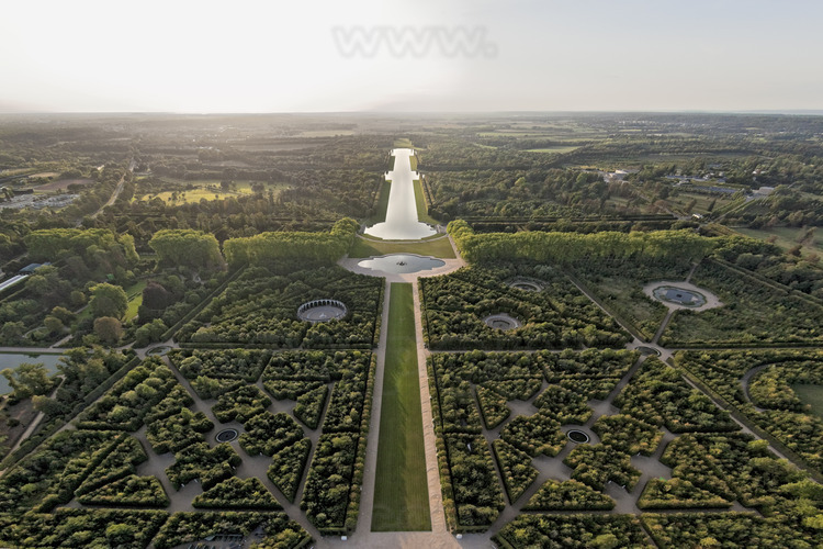 Vue d'ensemble des jardins de Versailles depuis l'est. Dans le Grand Parc de Versailles conçu et aménagé par André Le Nôtre règnent toujours l'ordre et la symétrie caractéristiques du 
